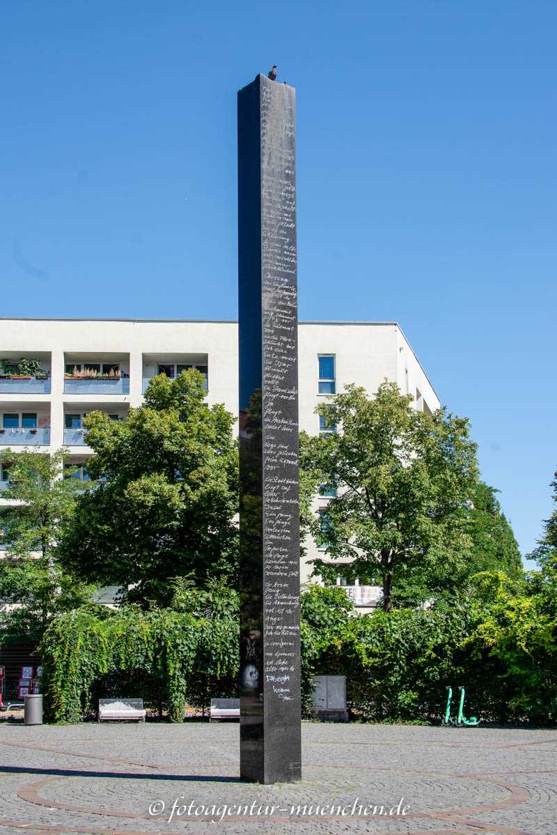 Schriftsäule - Kornbrust Leo – Denkmal/Kunstwerk in München