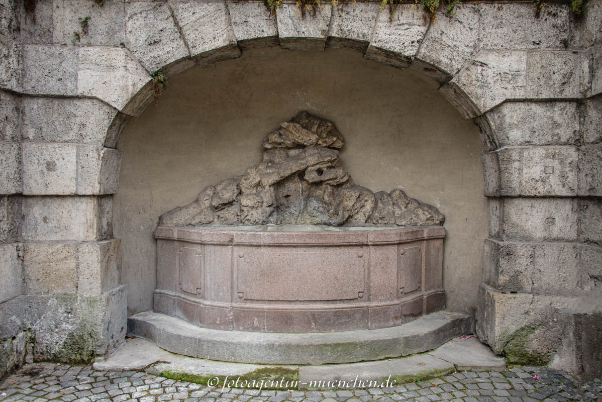 Grottenbrunnen - Lallinger Adolf – Denkmal/Kunstwerk in München