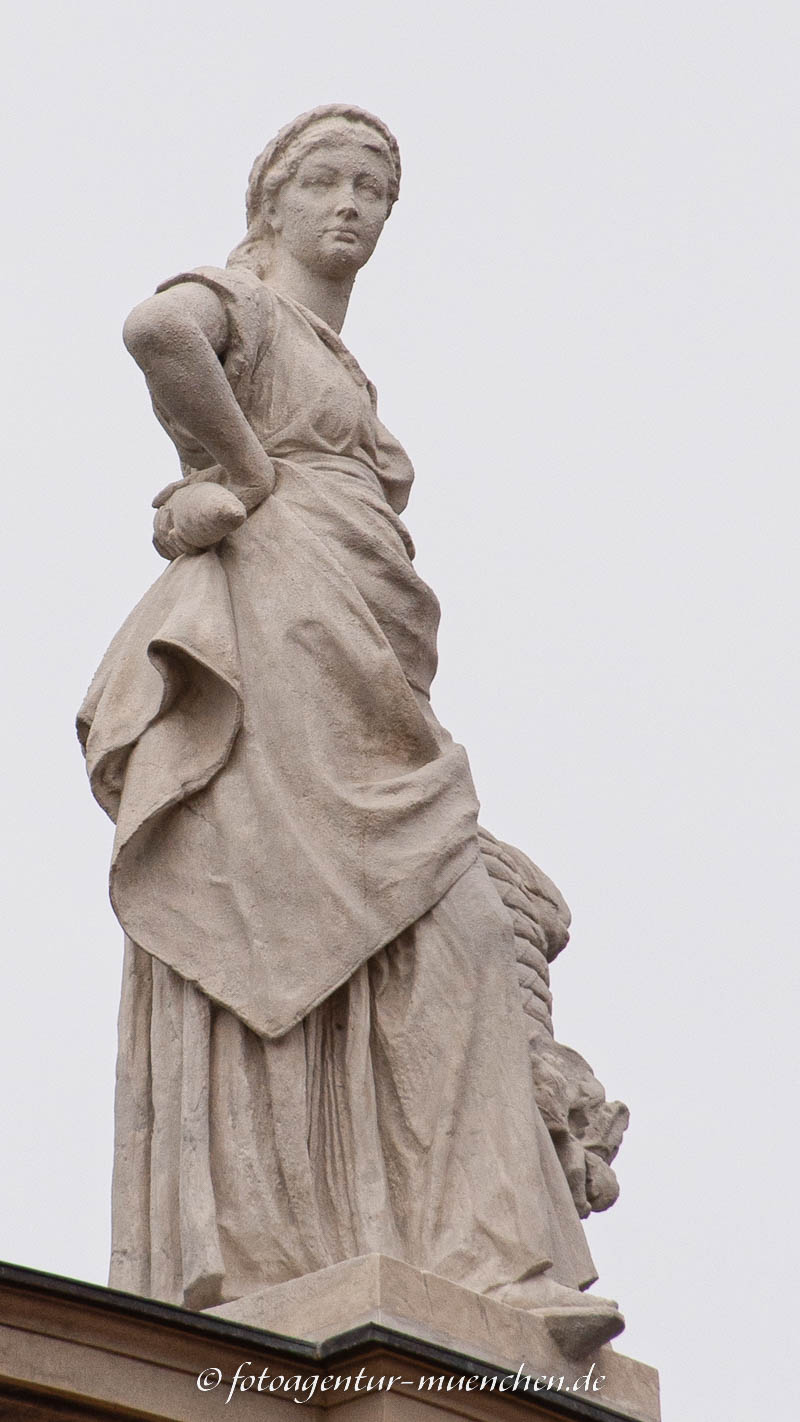 Tugend &amp; Fleiß - Waderé Heinrich – Denkmal/Kunstwerk in München