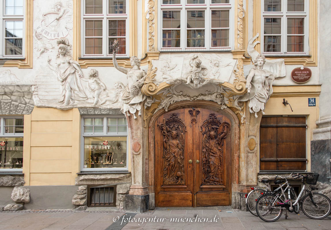 Asamhaus mit orginalen Portaltüren