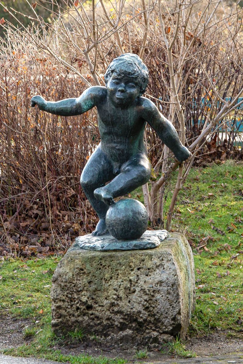 Knabe mit Fußball - Dietz Lothar – Denkmal/Kunstwerk in München