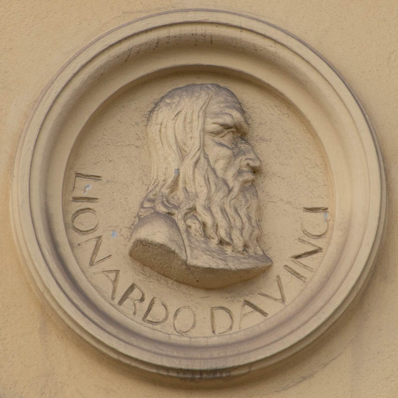 Tondi mit Reliefbüste  - Leonard da Vinci