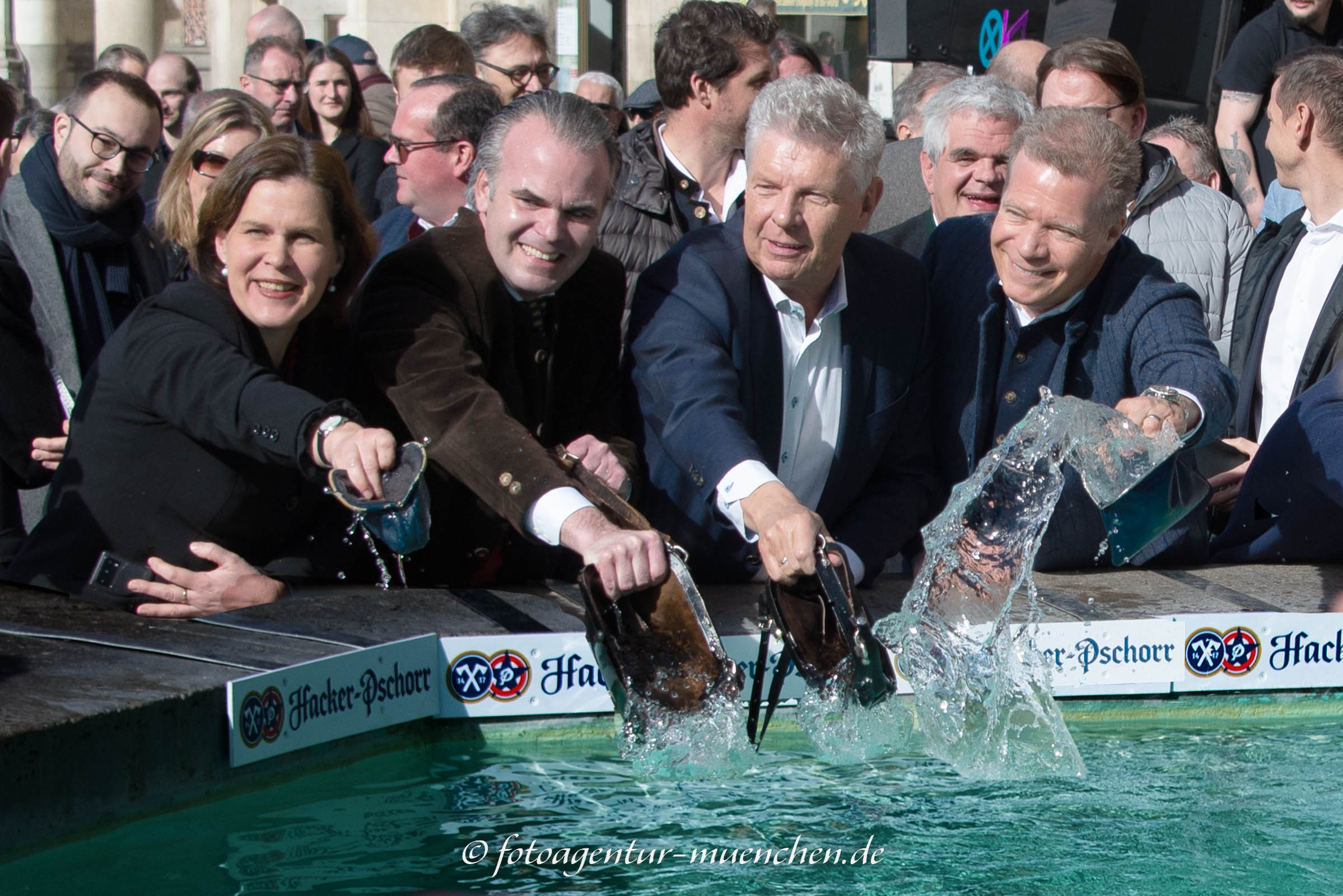 Geldbeutelwaschen am Fischbrunnen
