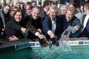 Gerhard Willhalm – Geldbeutelwaschen am Fischbrunnen