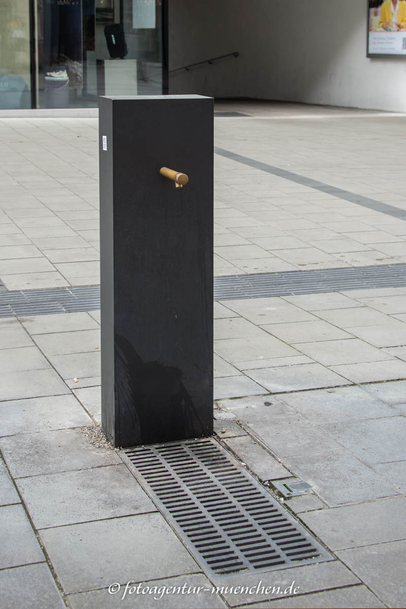 Atlántida Trinkbrunnen - Batlle Enric, Roig Juan – Denkmal/Kunstwerk in München