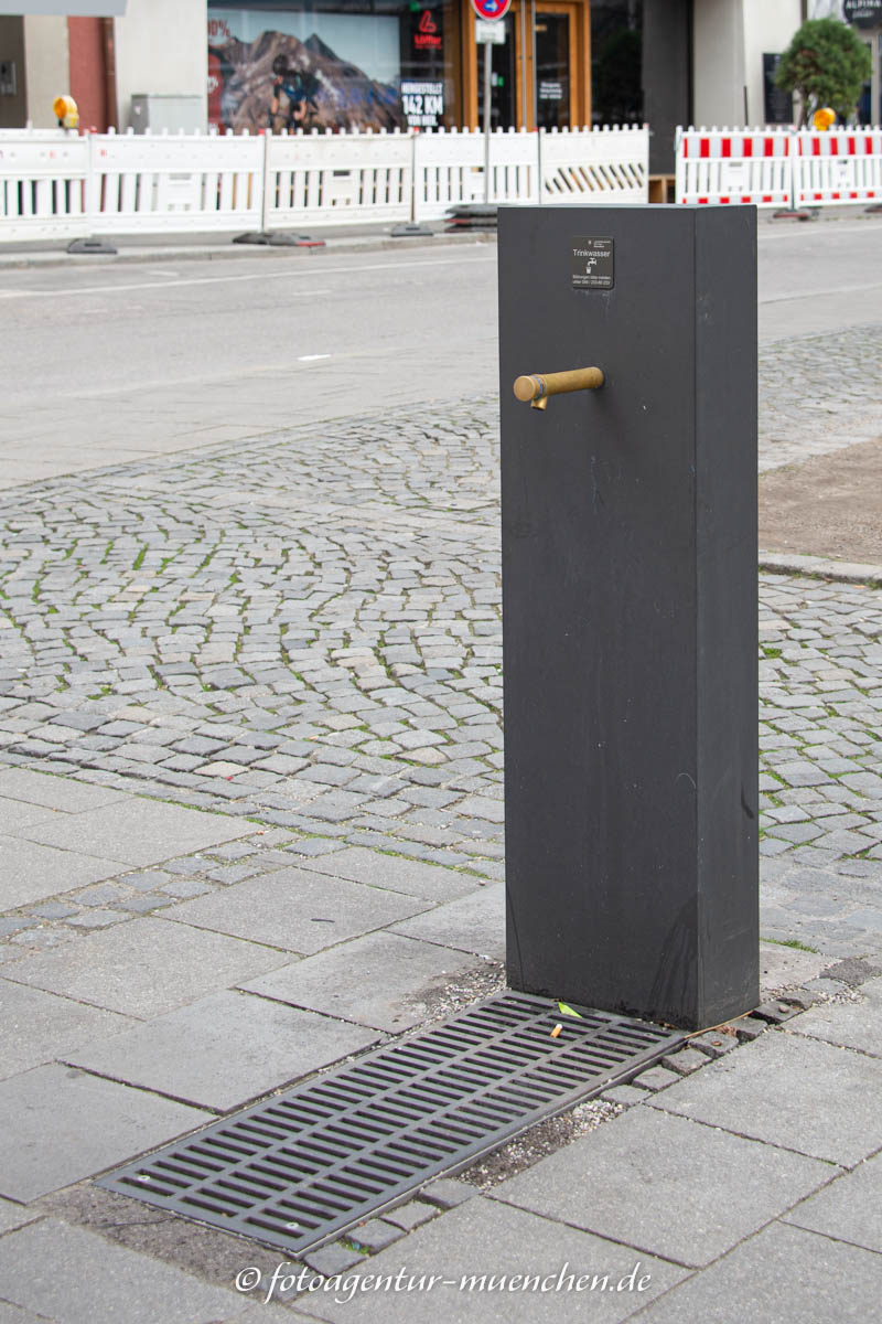 Atlántida Trinkbrunnen - Batlle Enric, Roig Juan – Denkmal/Kunstwerk in München