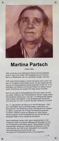 Kriegerdenkmal: Gedenkstele für  Martina Partsch - Kastner Wolfram, Reuther Ingrid, Grube Ernst, Mühldorfer Friedbert, Strauß Eva, Wagemann-Laquai Judi