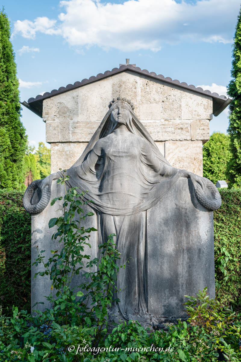 Trauernde - Stehle Alois – Denkmal/Kunstwerk in München