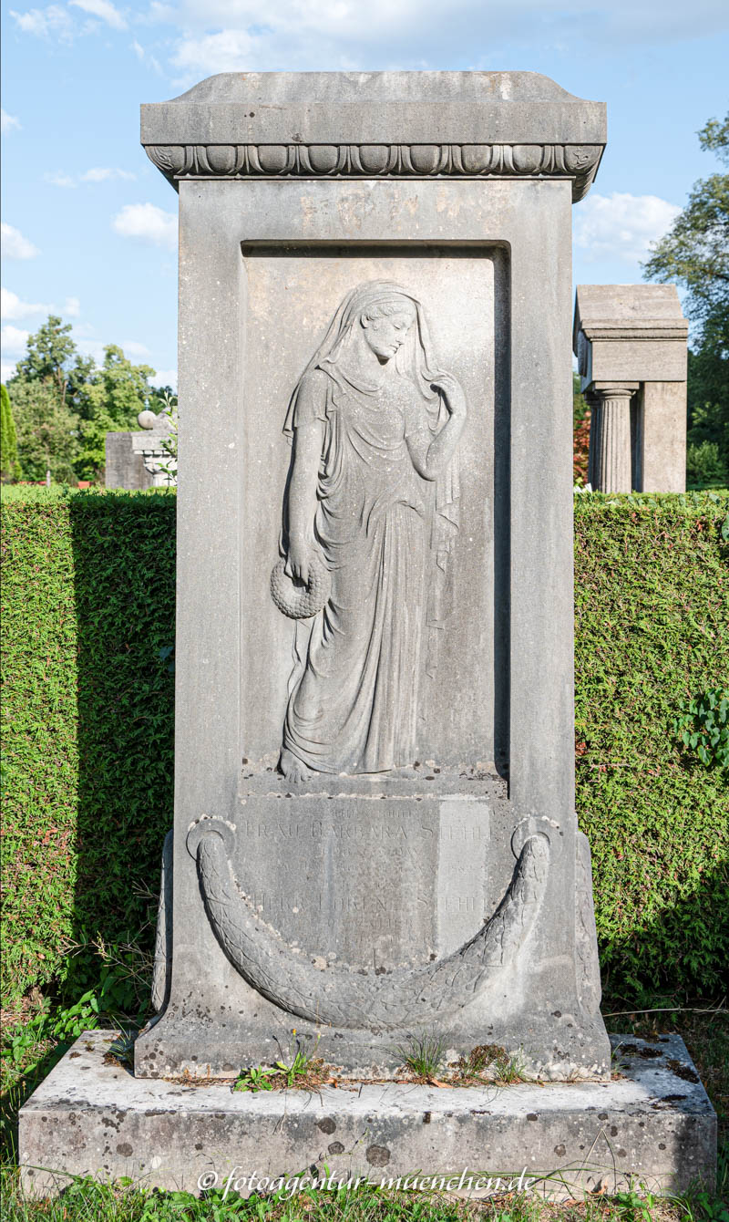 Trauernde mit Kranz - Stehle Alois – Denkmal/Kunstwerk in München