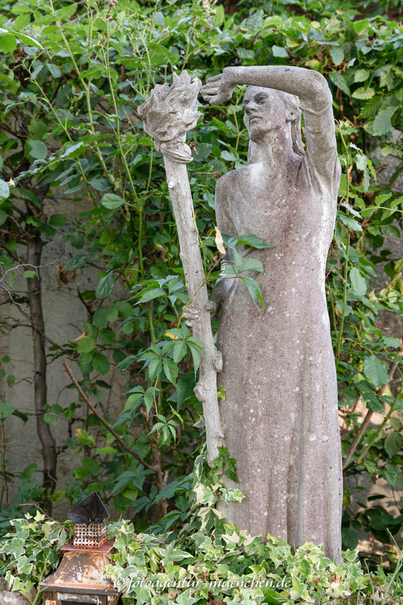Frau mit Fackel – Denkmal/Kunstwerk in München