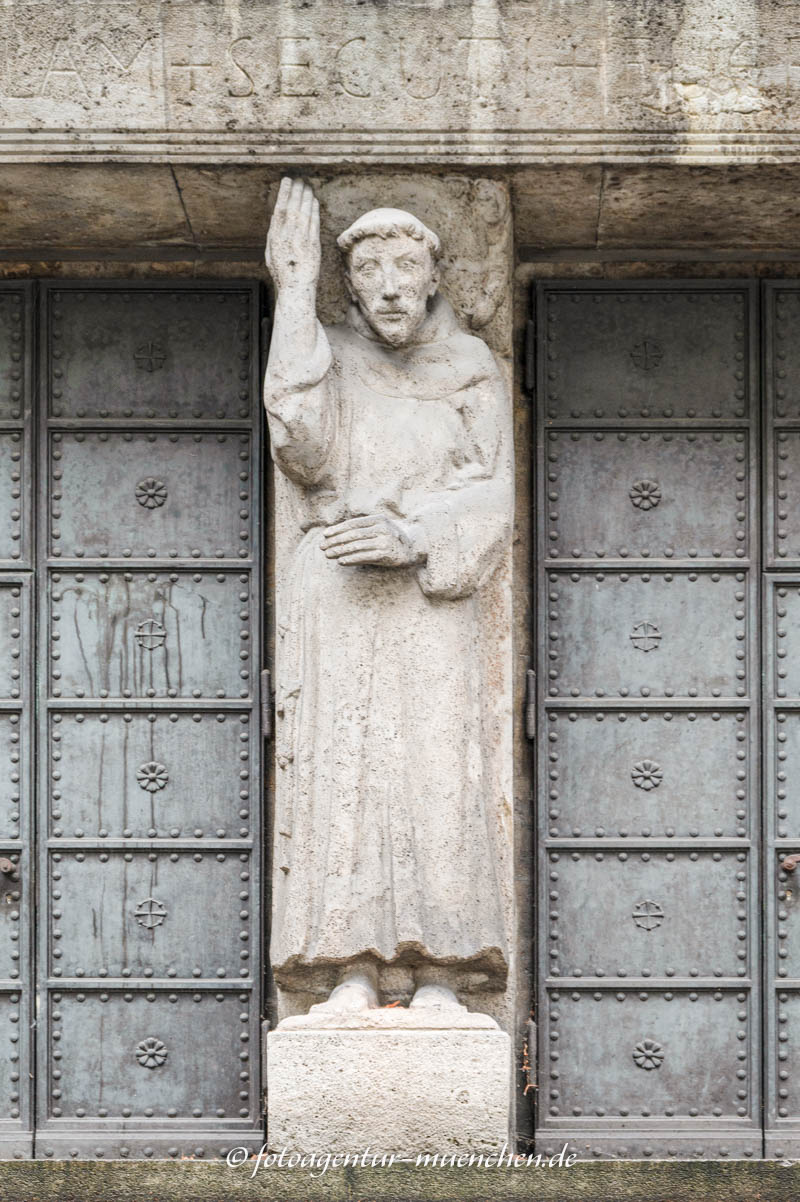 Pfeilerfigur des Heiligen Franziskus - Henselmann Josef – Denkmal/Kunstwerk in München