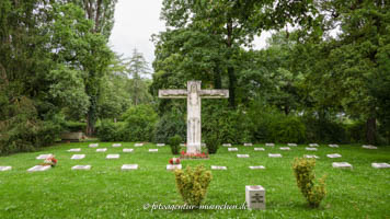 Gerhard Willhalm – Grabanlage - Schwester vom Roten Kreuz