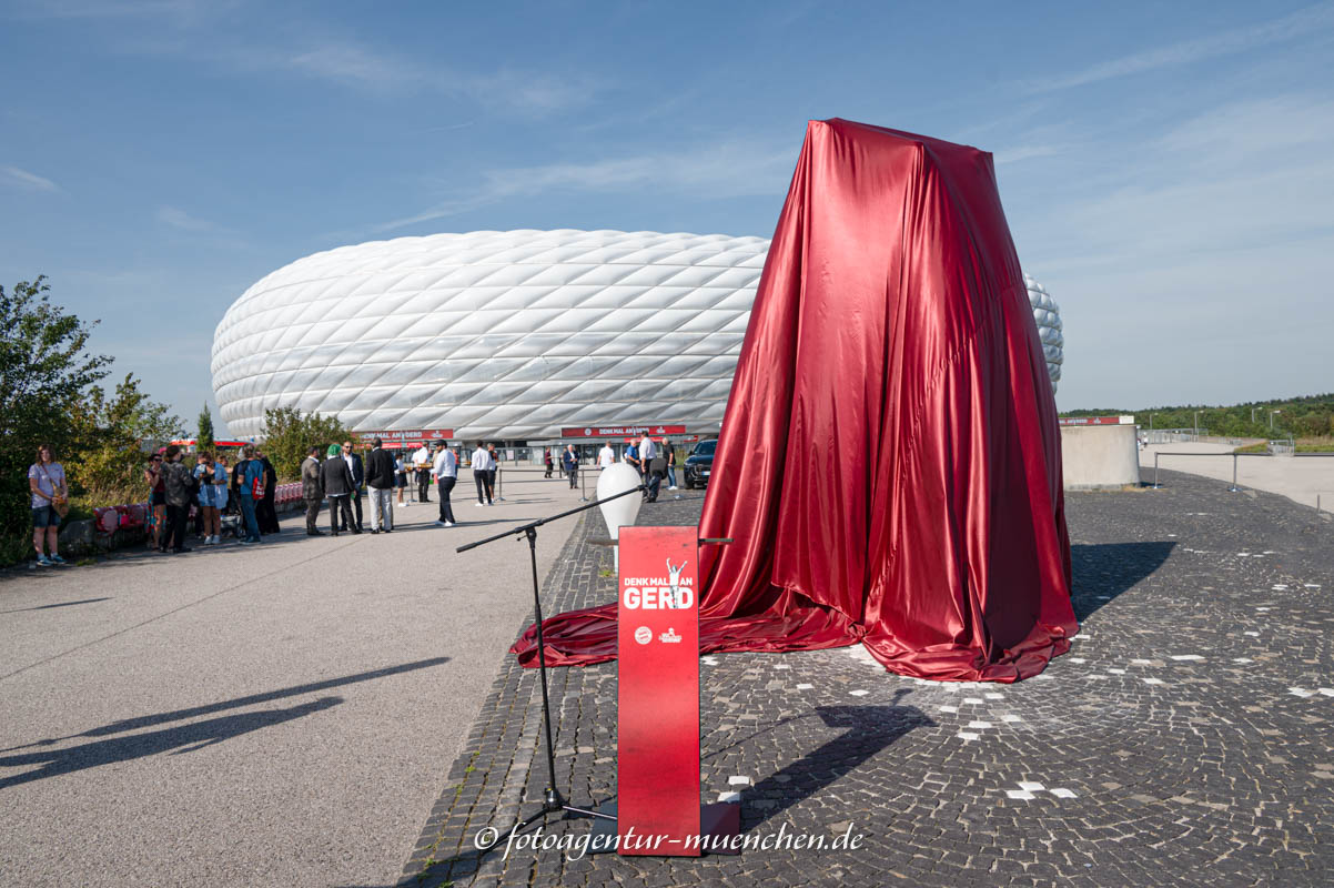 Enthüllung des Gerd Müller Denkmals