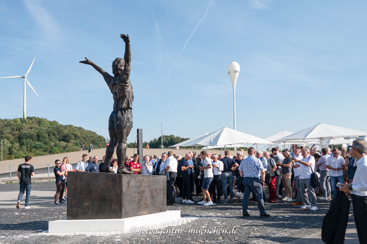 Enthüllung des Gerd Müller Denkmals