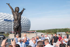 Gerhard Willhalm – Enthüllung des Gerd Müller Denkmals