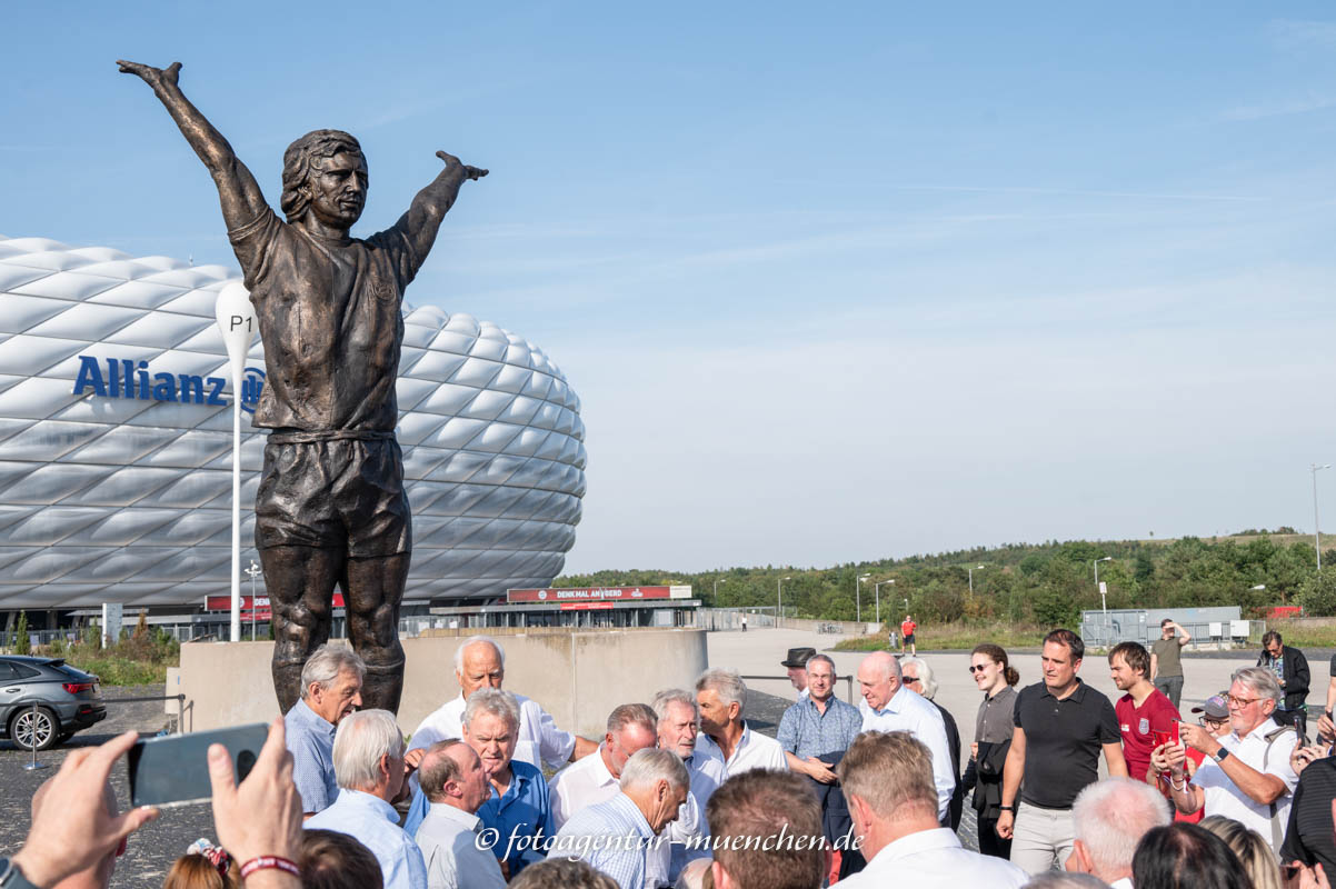 Enthüllung des Gerd Müller Denkmals