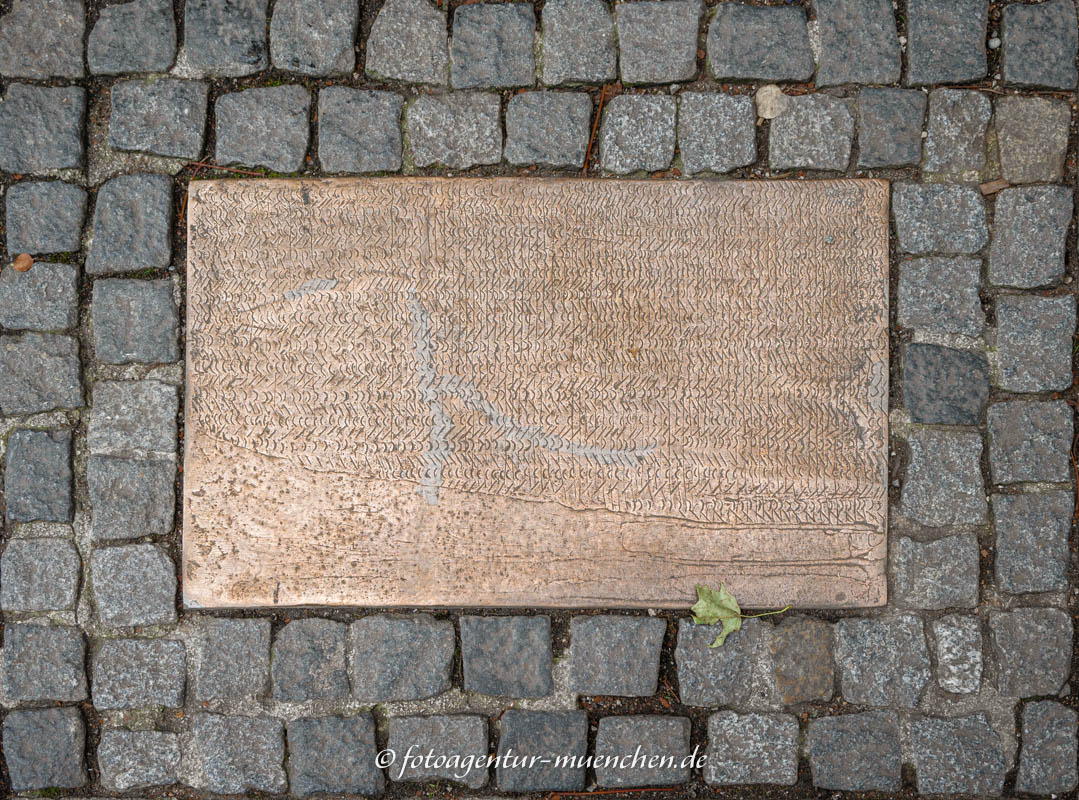 Bronzeplatte - Re/Place - Sal Jack – Denkmal/Kunstwerk in München
