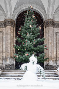Gerhard Willhalm – Schneemann vor der Ludwigskirche 
