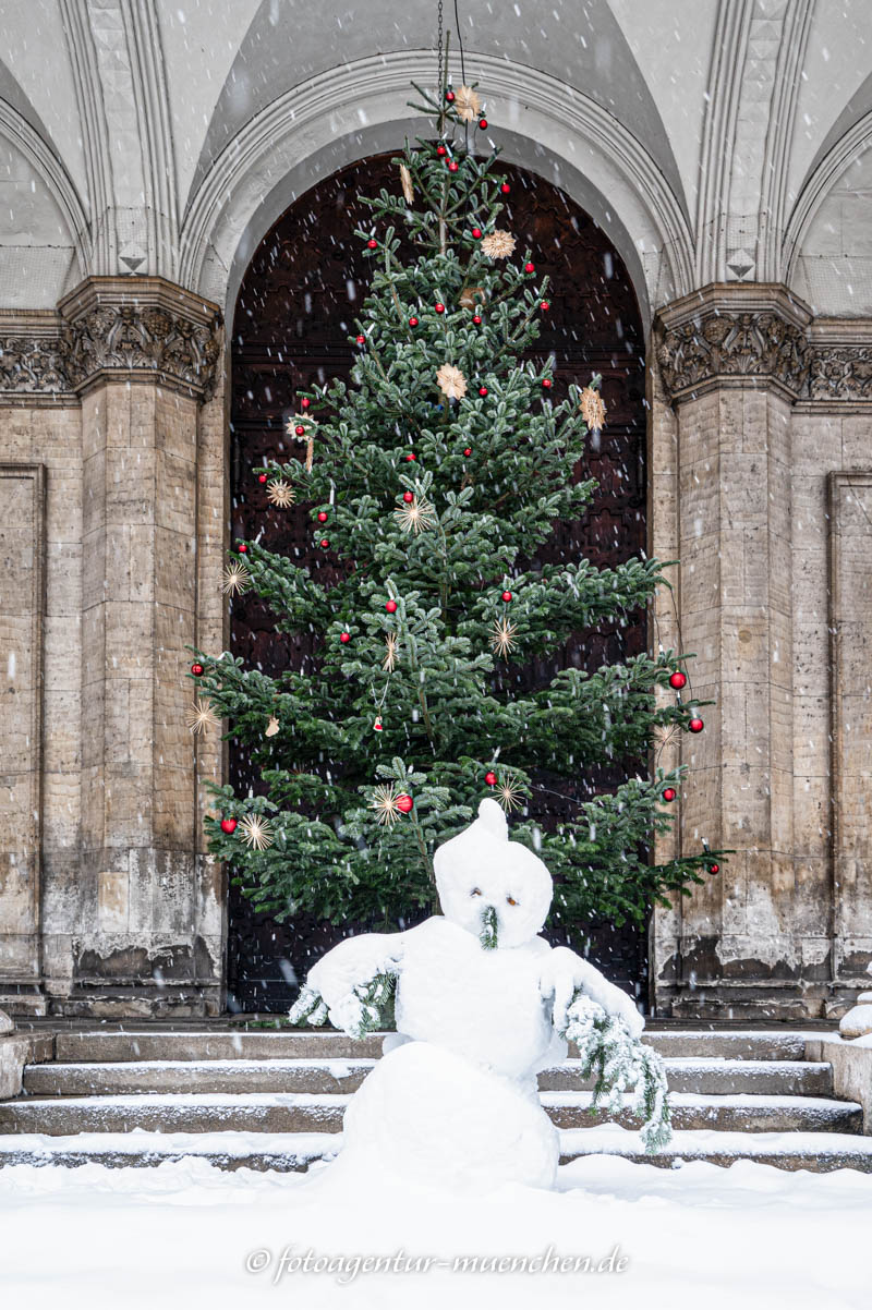 Schneemann vor der Ludwigskirche