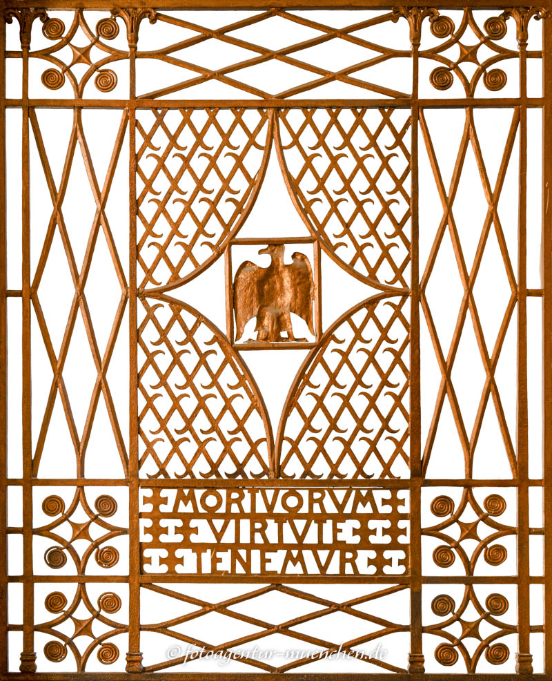 Die Toten verpflichten die Lebenden – Denkmal/Kunstwerk in München