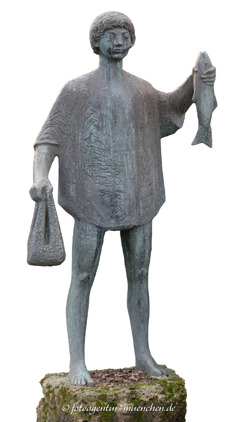 Fischer mit seinem Fang Fischer im Hirschgarten