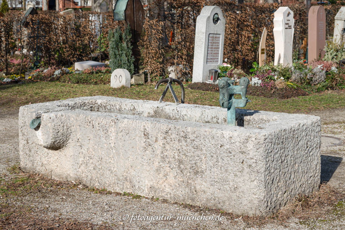 Brunnen mit Löwenköpfen - Neubauer-Woerner Marlene – Denkmal/Kunstwerk in München