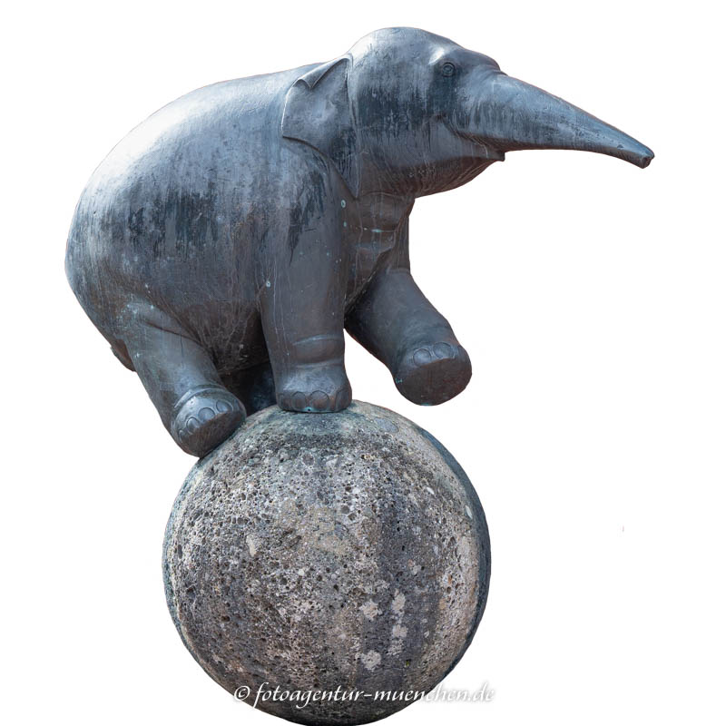 Elefant auf Kugel Elefant