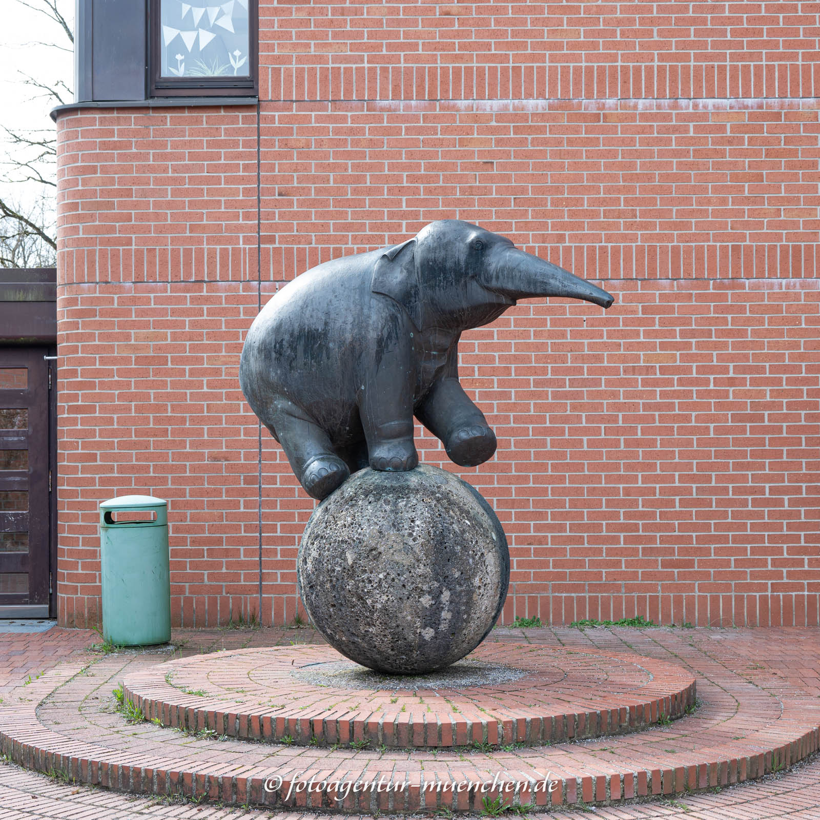 Elefant auf Kugel