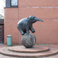Elefant auf Kugel