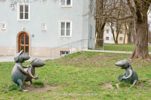 Schmolchkinder beim Ballspielen