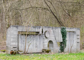  - Betonmauer mit verschiedenen geometrischen Elementen