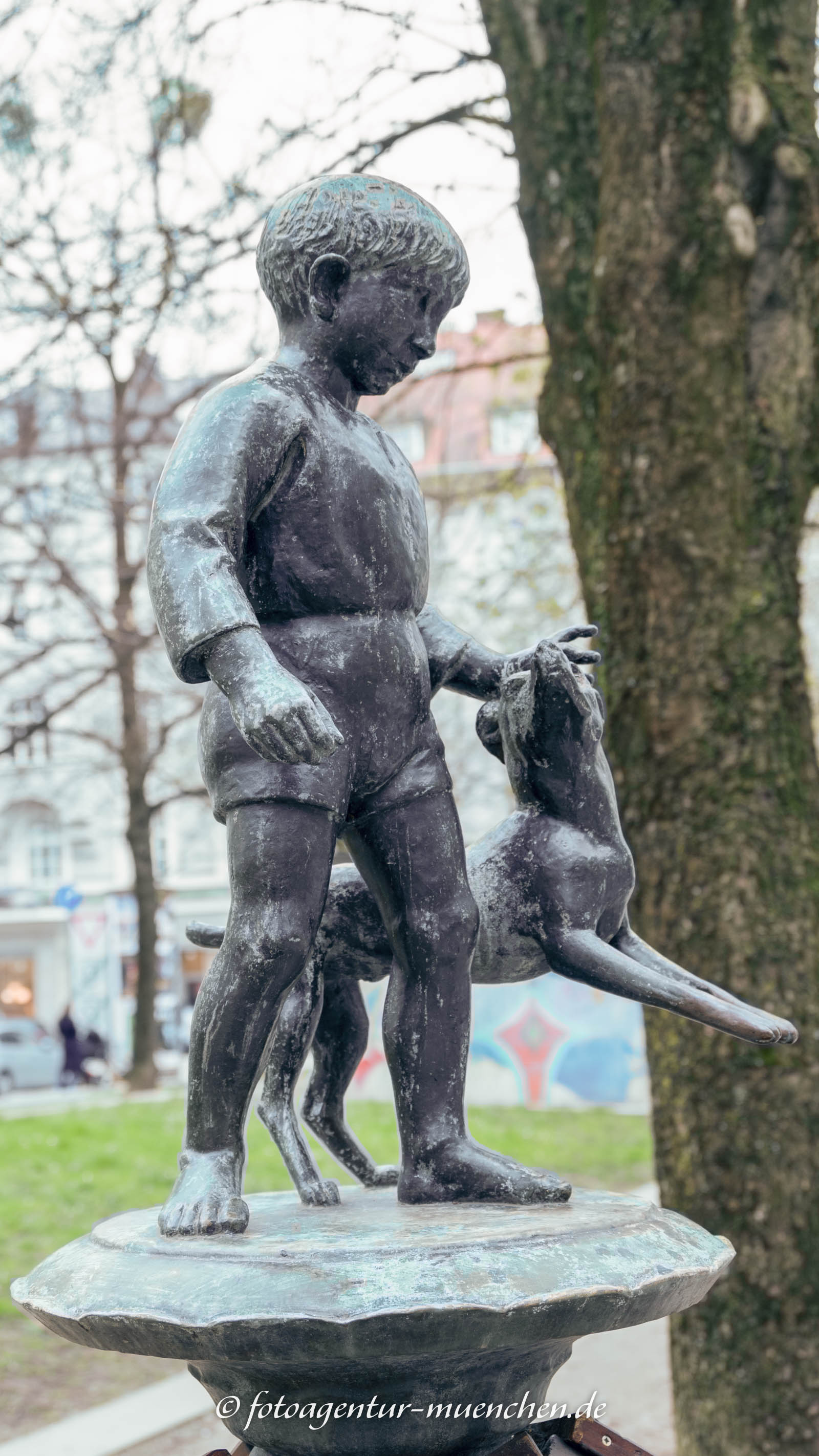 Kindlbrunnen mit Hund
