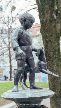 Kindlbrunnen mit Hund