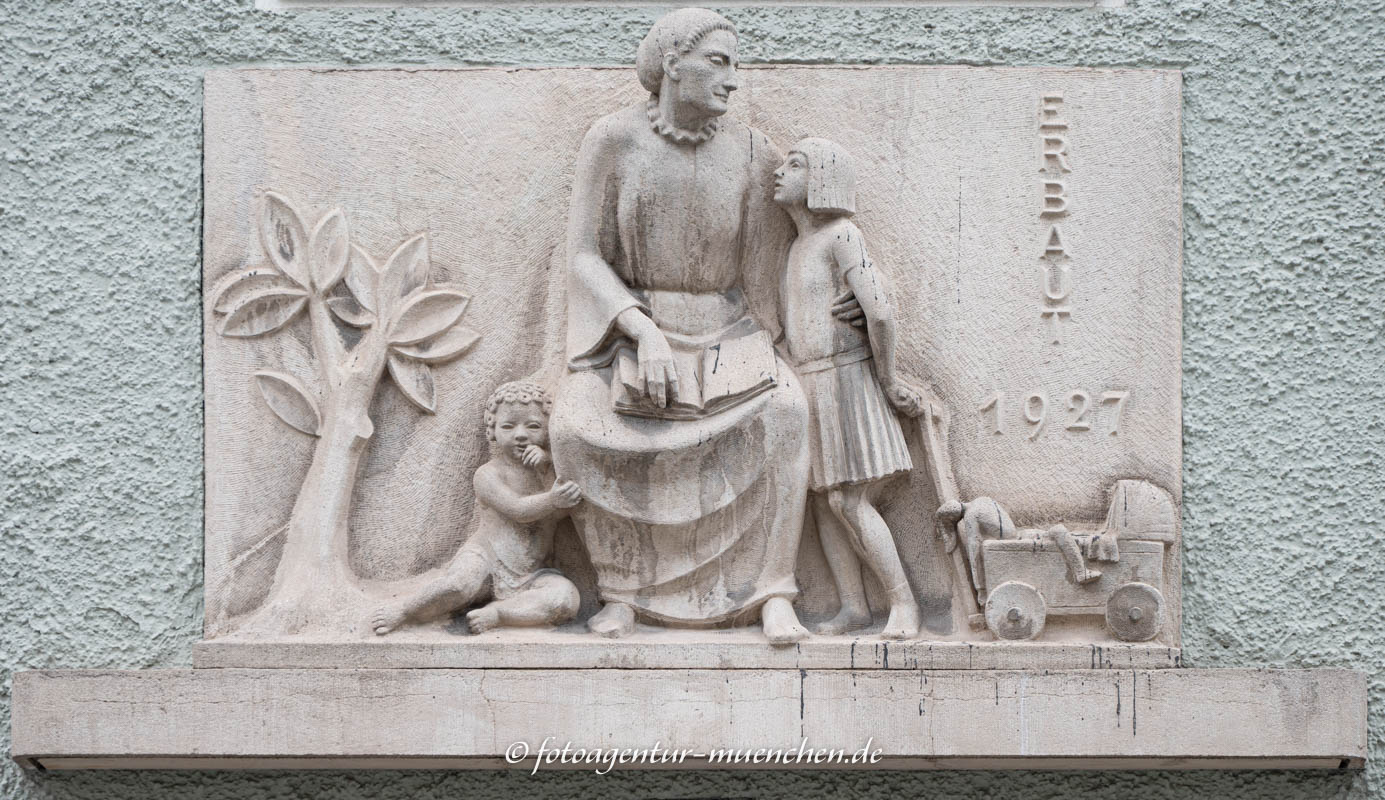 Alte Frau mit Buch – Denkmal/Kunstwerk in München