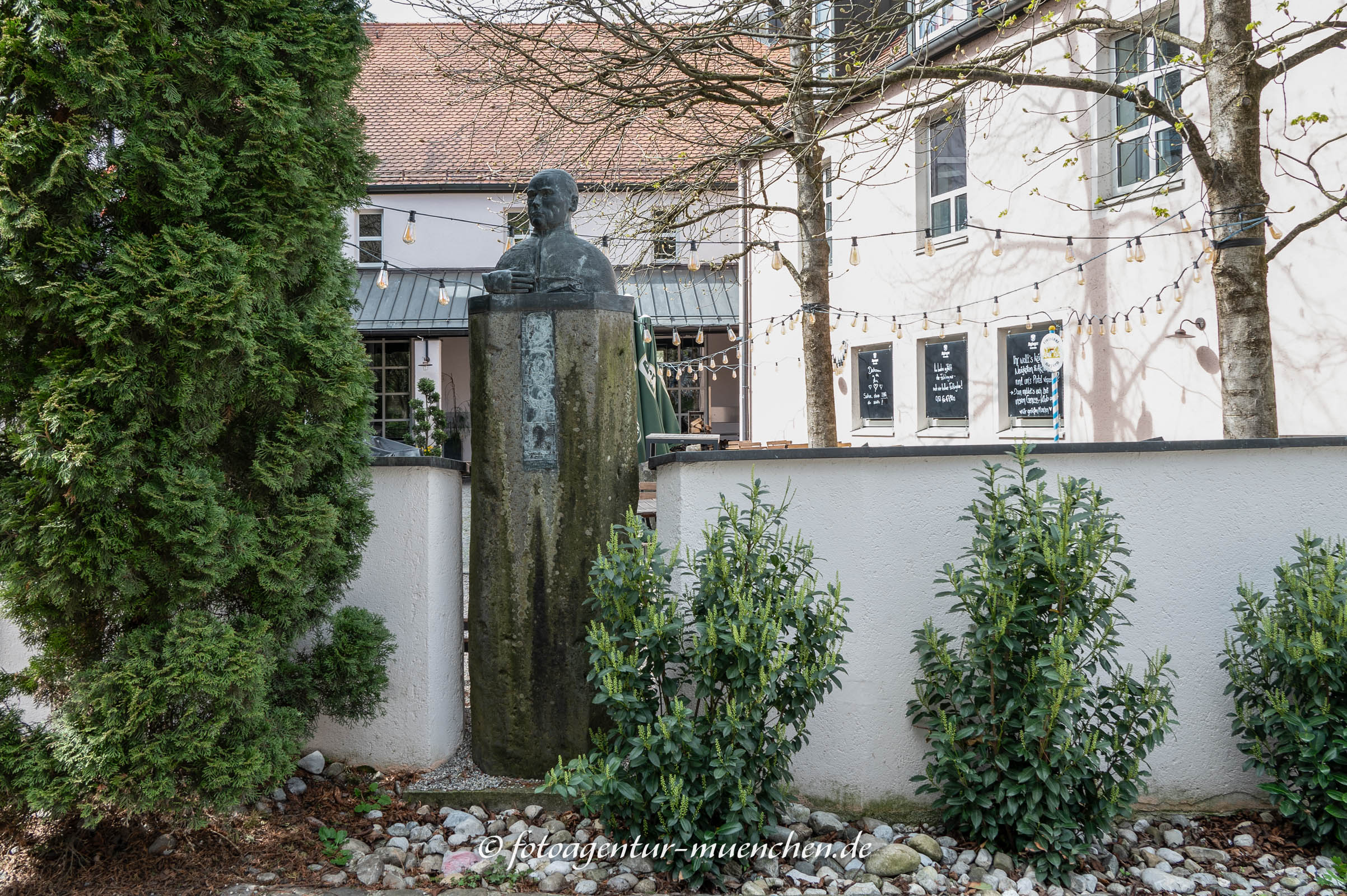 Kolping-Bronzebüste auf Basaltsäule