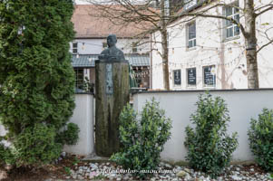 Kolping-Bronzebüste auf Basaltsäule