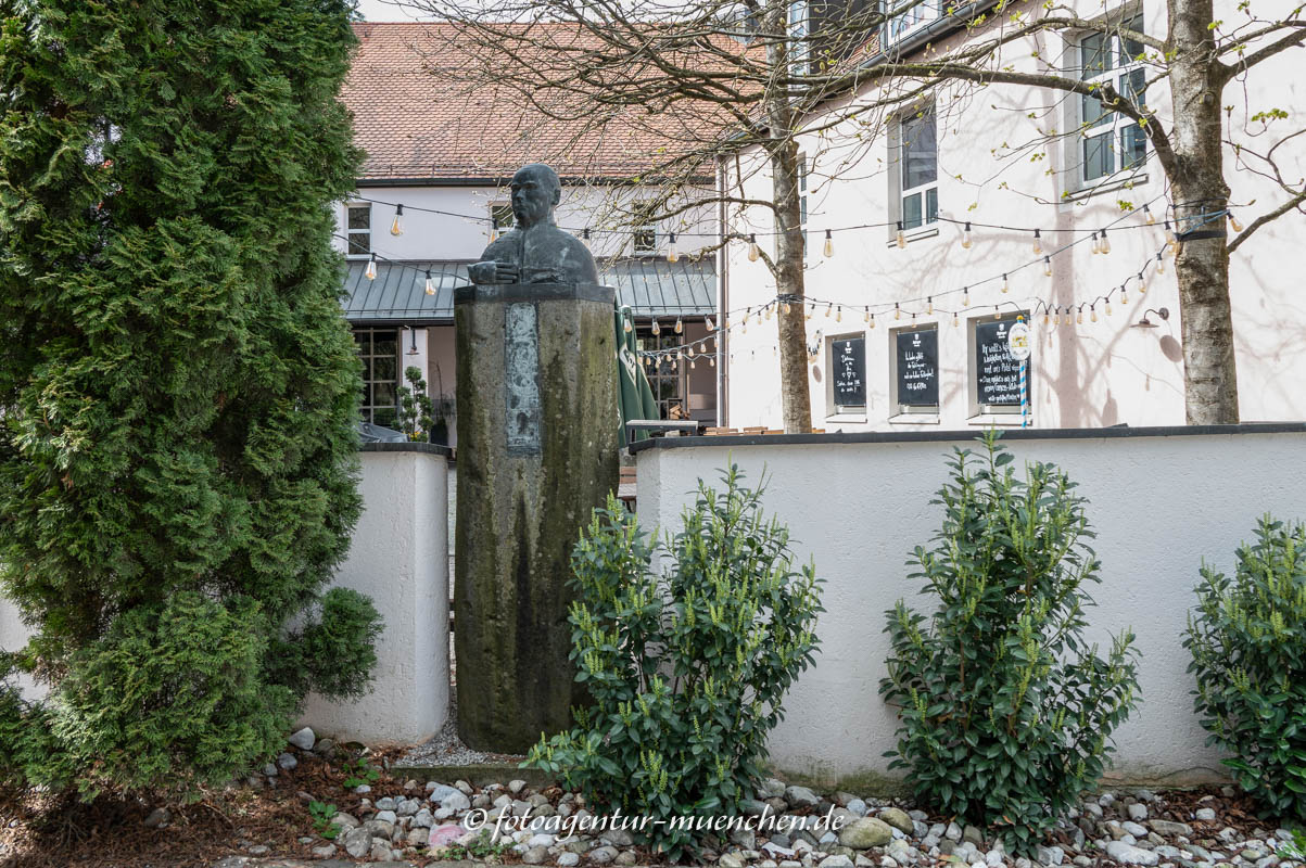 Kolping-Bronzebüste auf Basaltsäule
