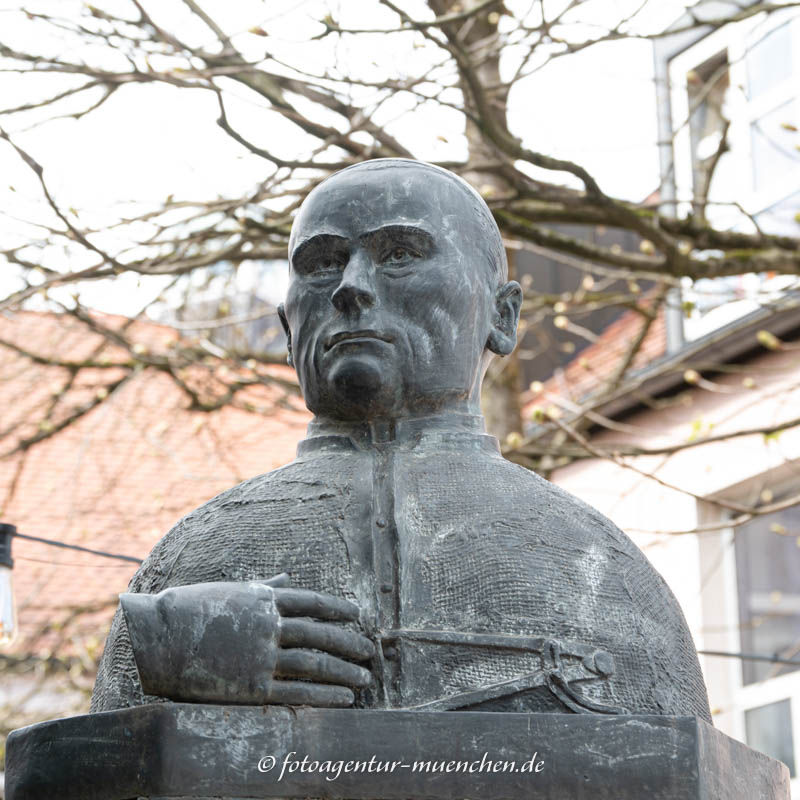 Kolping-Bronzebüste auf Basaltsäule