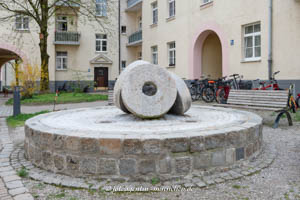  - Brunnen - Drei Mühlsteine