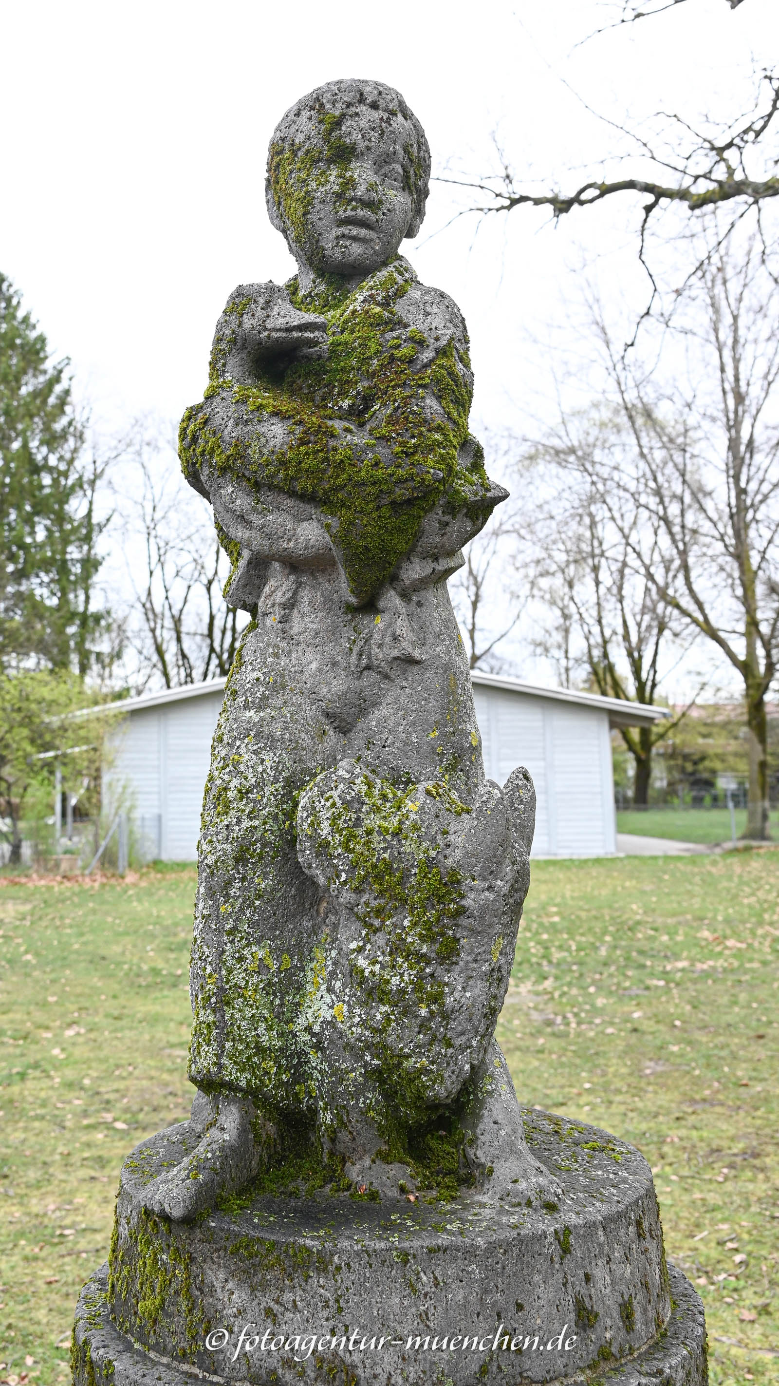 Knabe mit Ente und Hund