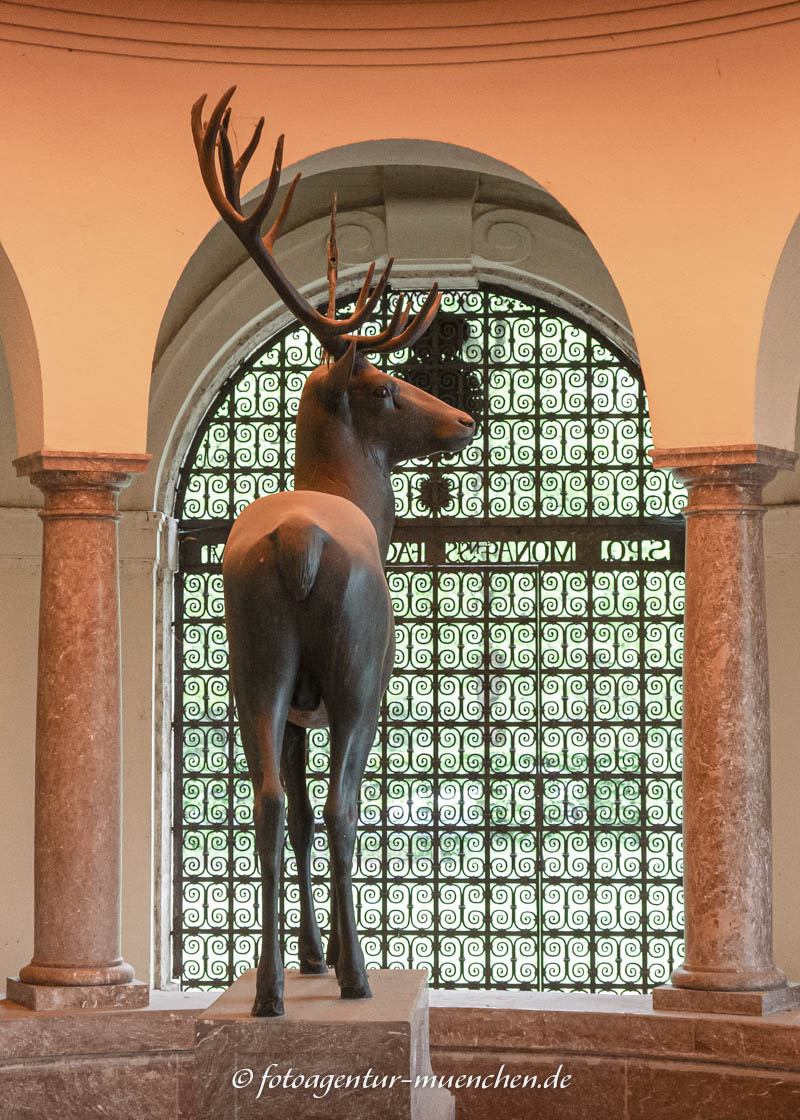Hirsch – Denkmal/Kunstwerk in München