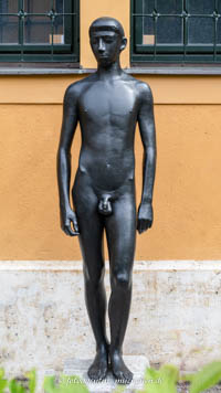 Stehender Jüngling in Luisenstraße, München