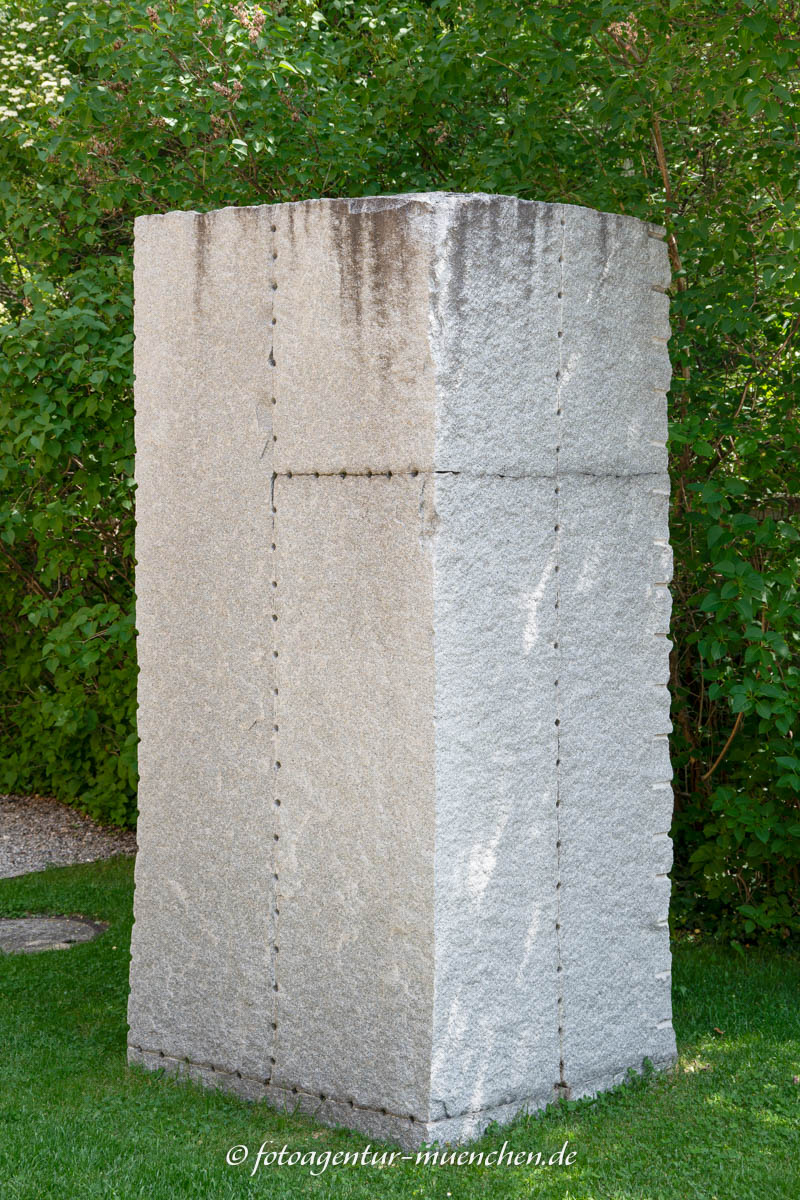 Finnischer Granit, gespalten – Denkmal/Kunstwerk in München