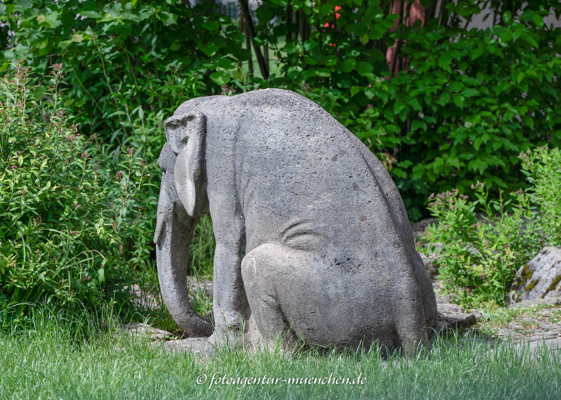 Sitzender Elefant – Denkmal/Kunstwerk in München