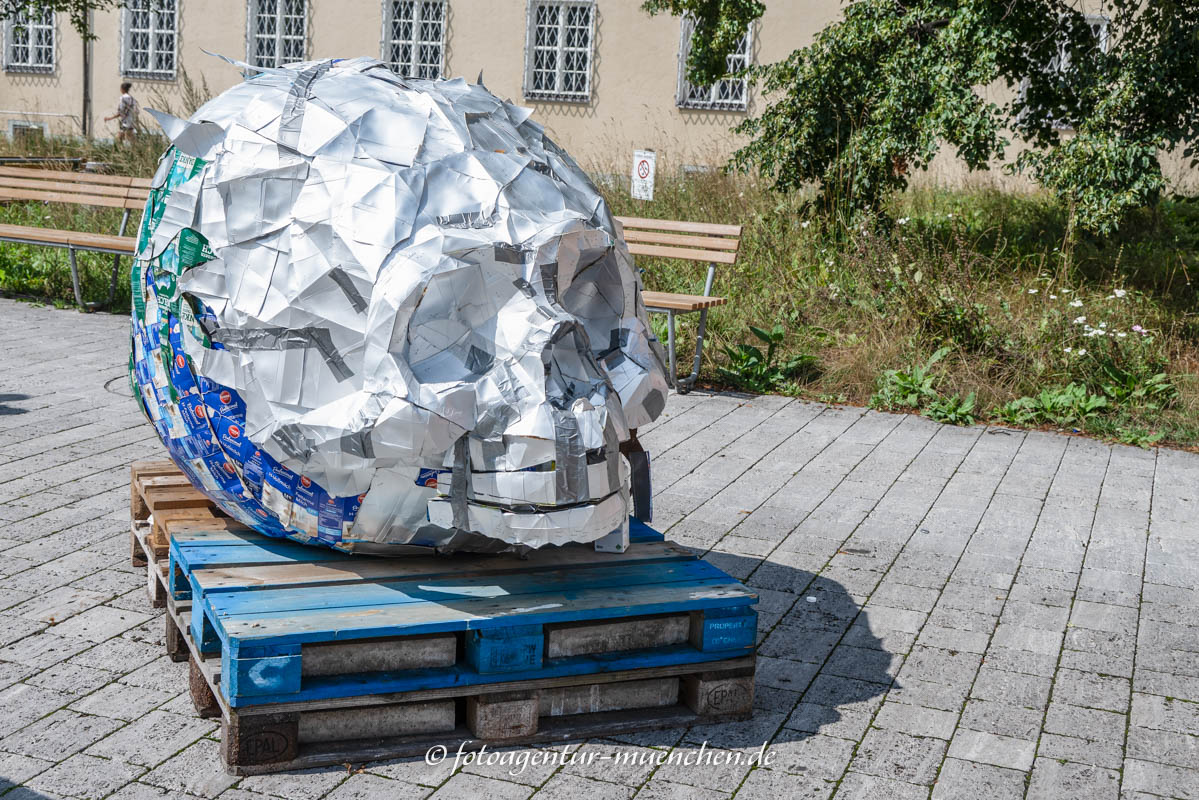 Ladenschluss - Rotkvic Lucca, Porseng Klara Kisa – Denkmal/Kunstwerk in München