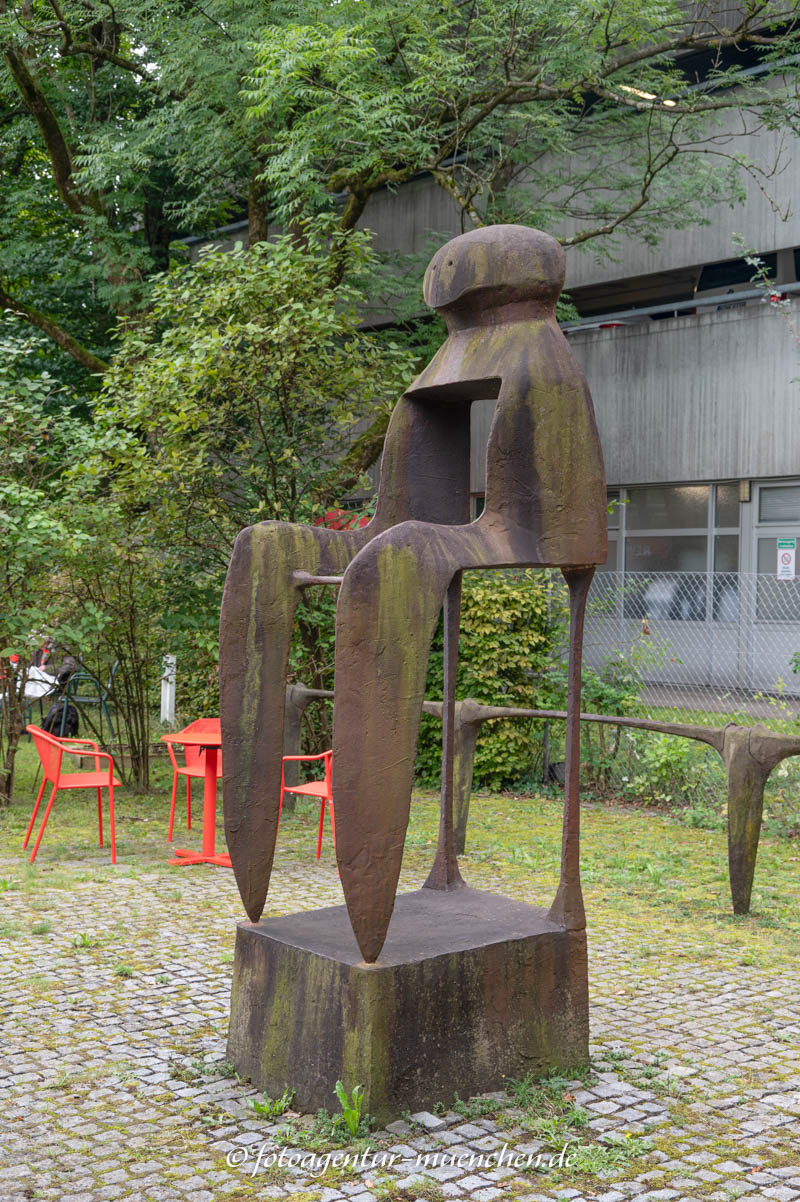 Transparente Sitzfigur - Fischer Lothar – Denkmal/Kunstwerk in München