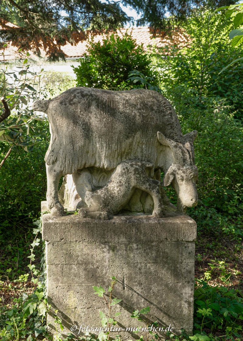 Geiß stillt ihr Junges - Georgii Theodor – Denkmal/Kunstwerk in München