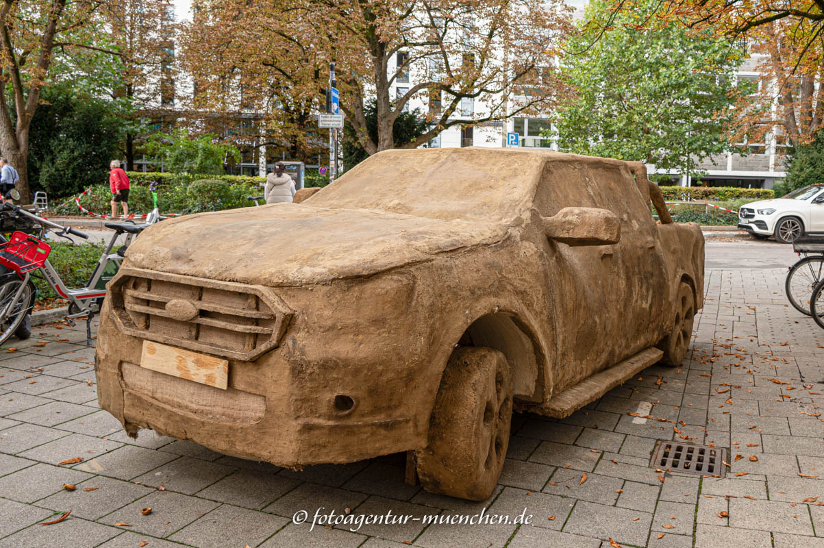 SUV - Vermatschen &amp; Gsundwerdn - Köbberling Folke – Denkmal/Kunstwerk in München