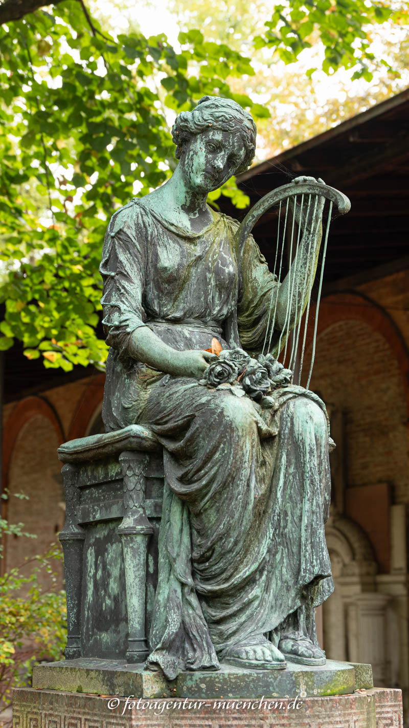 Sitzende Trauernde mit Harfe - Aigner Arthur – Denkmal/Kunstwerk in München