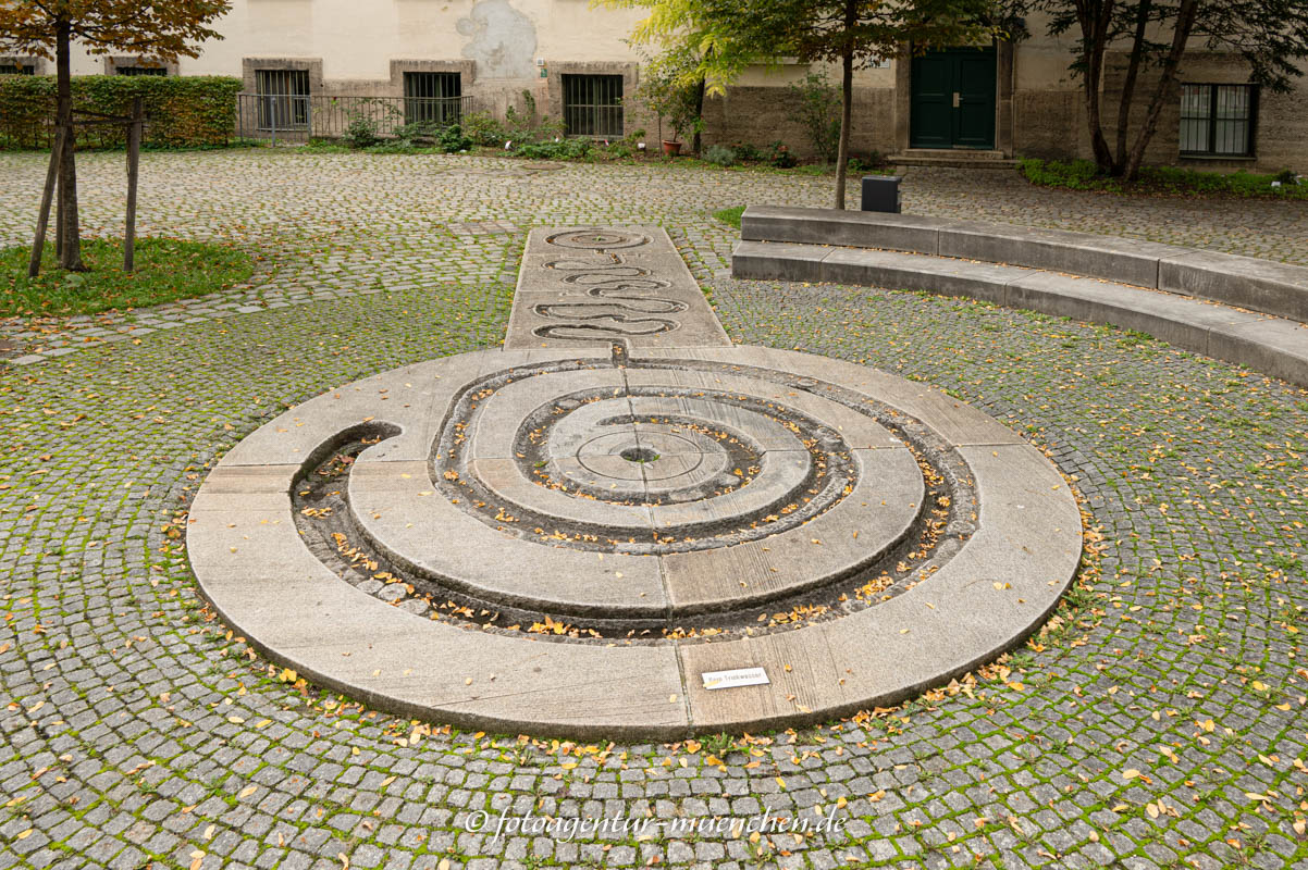 Gerhard Willhalm - Bodenbrunnen in Sitzform